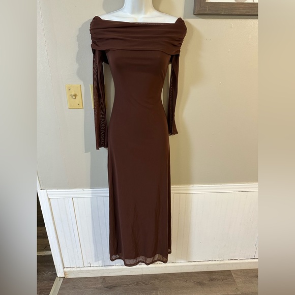 Elegant Brown Off-Shoulder Dress - Picture 1 of 6
